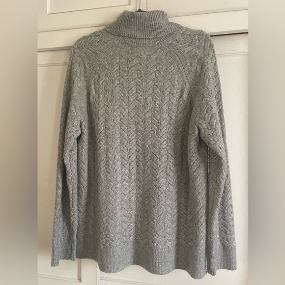MICHAEL Michael Kors Gray Turtleneck Sweater. Pre-Owned. - Picture 5 of 8